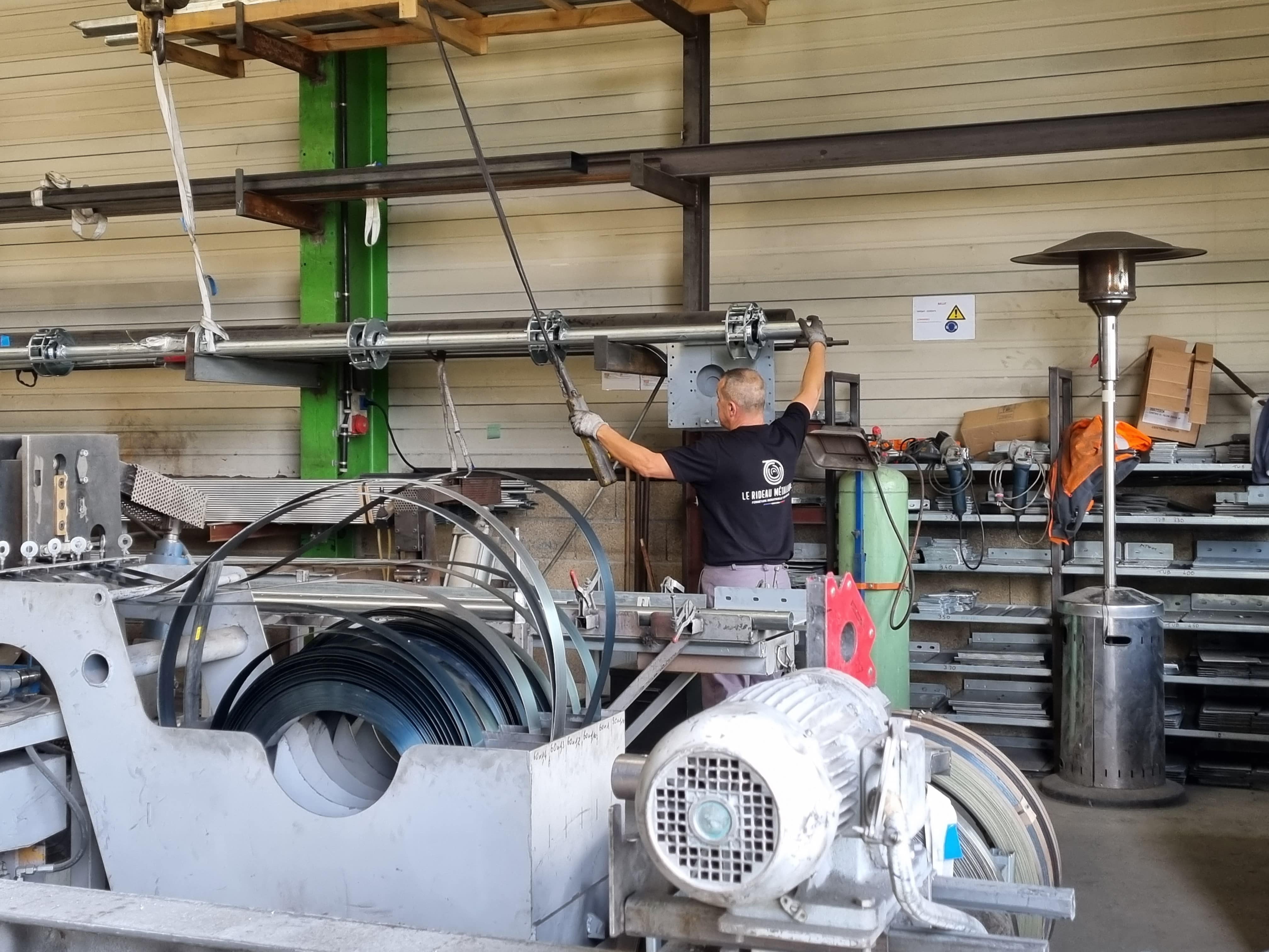 Intérieur de l'atelier avec un homme en train de travailler